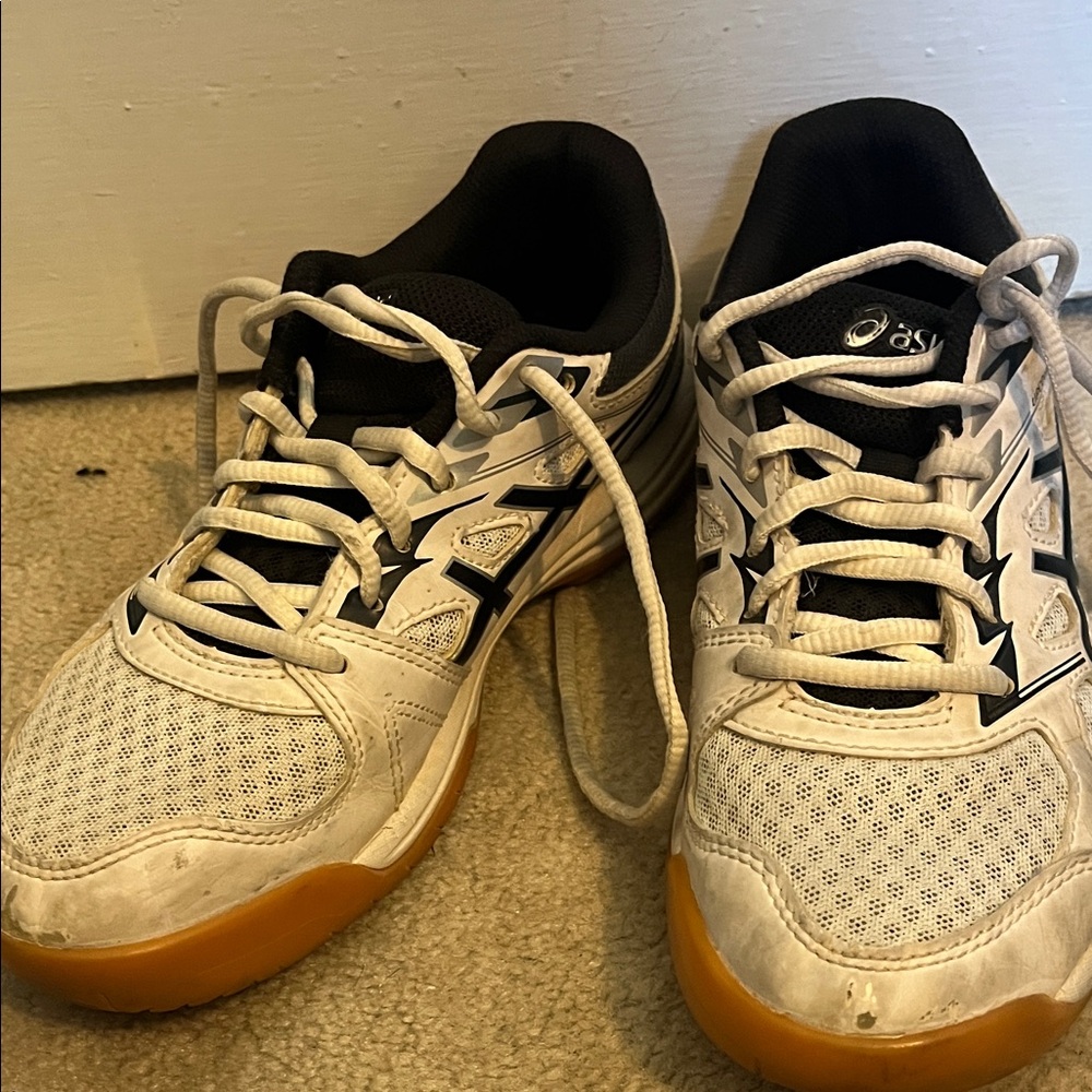 ASICS girls volleyball shoes size 4.